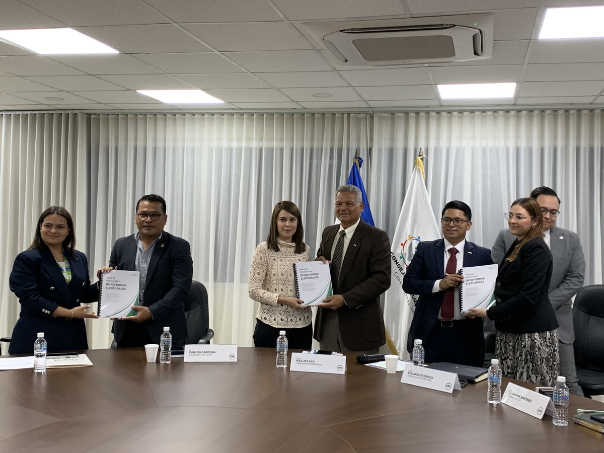 CESPAD_HONDURAS's tweet photo. La democracia no se reforma sola desde el poder; se exige y se transforma desde la ciudadanía. Si no presionamos por reglas claras, las elecciones seguirán siendo un escenario de crisis administradas. Hoy, desde la Mesa de Propuestas de Reformas Electorales, entregamos al Congreso Nacional y al Consejo Nacional Electoral 87 propuestas para fortalecer las reglas electorales y recuperar la confianza en los procesos.
“Este es el inicio de una discusión nacional”, señaló Osiris Payes, del CESPAD.