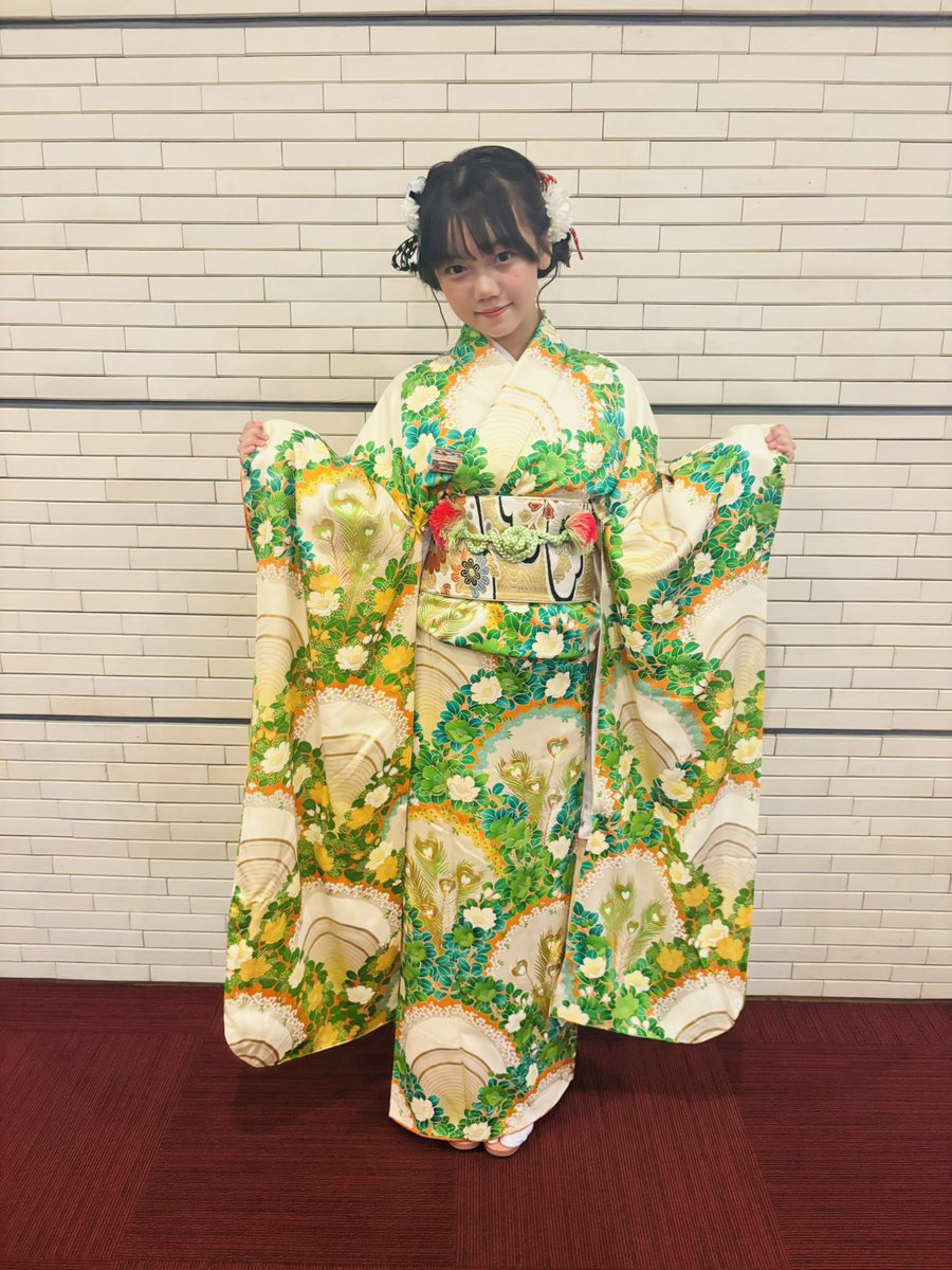 _kohatan_'s tweet photo. 愛知キッズコレクションありがとうございました✨2着目は初めての振袖を着させていただきました💚😍🧡暑い中着付けていただいて貴重な機会をいただきありがとうございました💖
帰りはSAでエビフライ入りのきしめん食べて帰ったよ😋一回寝たから髪ボサボサだけど💦美味しかった💗
#こはたん #GLUES https://t.co/W3iP67WcY2