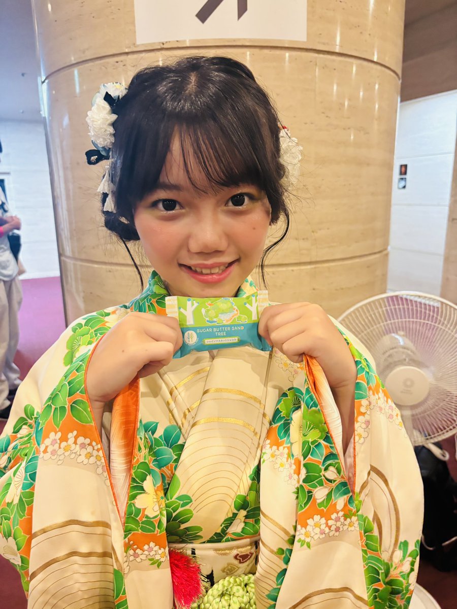 _kohatan_'s tweet photo. 愛知キッズコレクションありがとうございました✨2着目は初めての振袖を着させていただきました💚😍🧡暑い中着付けていただいて貴重な機会をいただきありがとうございました💖
帰りはSAでエビフライ入りのきしめん食べて帰ったよ😋一回寝たから髪ボサボサだけど💦美味しかった💗
#こはたん #GLUES https://t.co/W3iP67WcY2