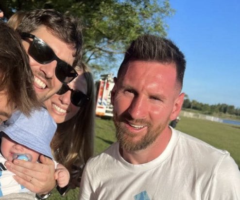 altashanta's tweet photo. El campeón del mundo trata para la mierda a su gente y se niega a sacarse fotos kjjj

En 2022 Messi pasó toda la tarde al sol para que todos los argentinos pudiéramos verlo y sacar fotos. Terminó insolado y todo rojo. Nunca van a ser como él, por algo es el mejor del mundo. https://t.co/QhbU80dOcd