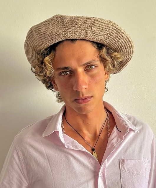 PlanetinaGH's tweet photo. La foto que sube a ig el peón de campo / la que sube el hijo del patrón de estancia

#GranHermanoUY https://t.co/fCwnmBU3Rg