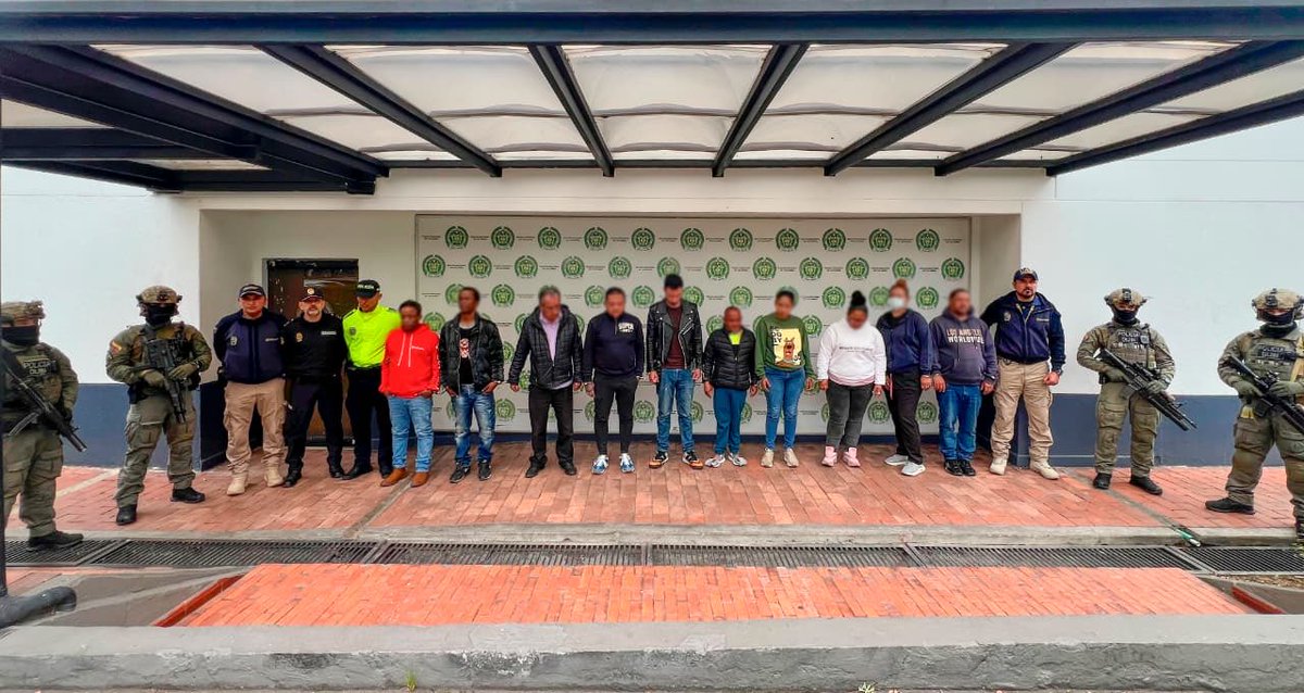mindefensa's tweet photo. ¡A la Patria Milagro no vienen a delinquir! La @PoliciaColombia asestó un golpe a la red transnacional ‘Apócrifo’, dedicada a vender identidades colombianas a extranjeros. La operación dejó 15 capturados, entre ellos cuatro servidores públicos, en Bogotá, Barranquilla, Soledad y Neiva.

La organización cobraba entre cuatro y siete millones de pesos, y hasta USD 7.000, por paquetes de documentos fraudulentos que incluían registros civiles, cédulas y pasaportes.

Acabaremos con las estructuras que pretenden convertir nuestros sistemas en negocios para el crimen.