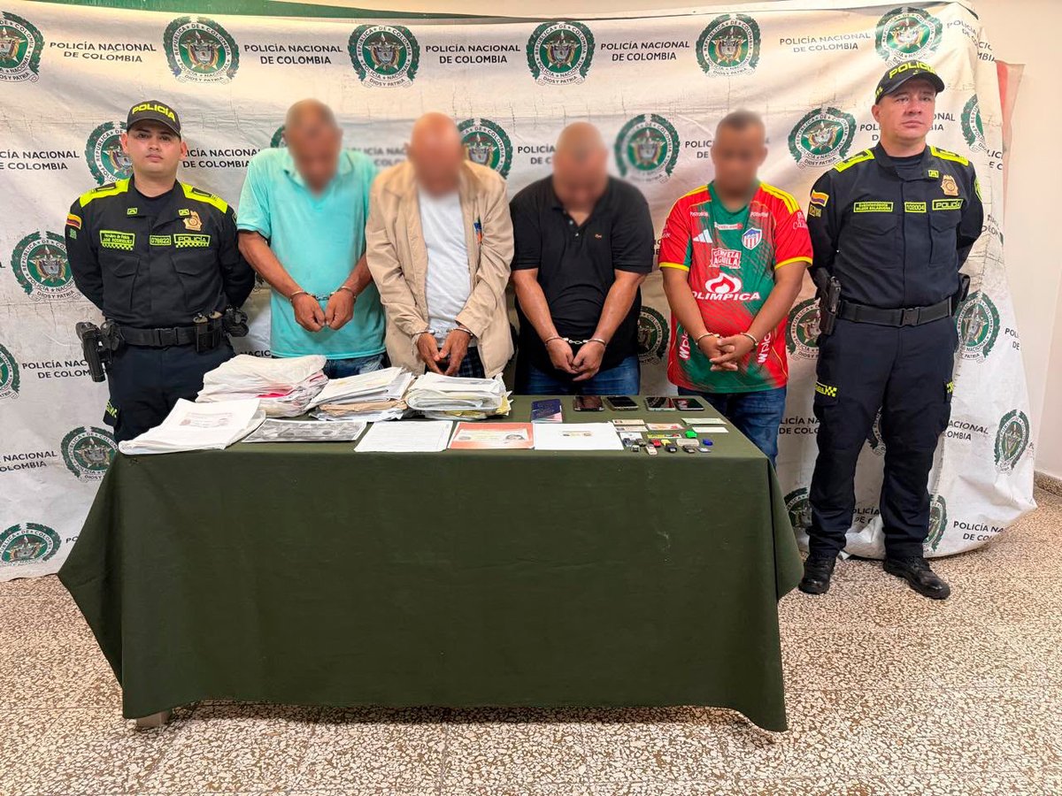 mindefensa's tweet photo. ¡A la Patria Milagro no vienen a delinquir! La @PoliciaColombia asestó un golpe a la red transnacional ‘Apócrifo’, dedicada a vender identidades colombianas a extranjeros. La operación dejó 15 capturados, entre ellos cuatro servidores públicos, en Bogotá, Barranquilla, Soledad y Neiva.

La organización cobraba entre cuatro y siete millones de pesos, y hasta USD 7.000, por paquetes de documentos fraudulentos que incluían registros civiles, cédulas y pasaportes.

Acabaremos con las estructuras que pretenden convertir nuestros sistemas en negocios para el crimen.