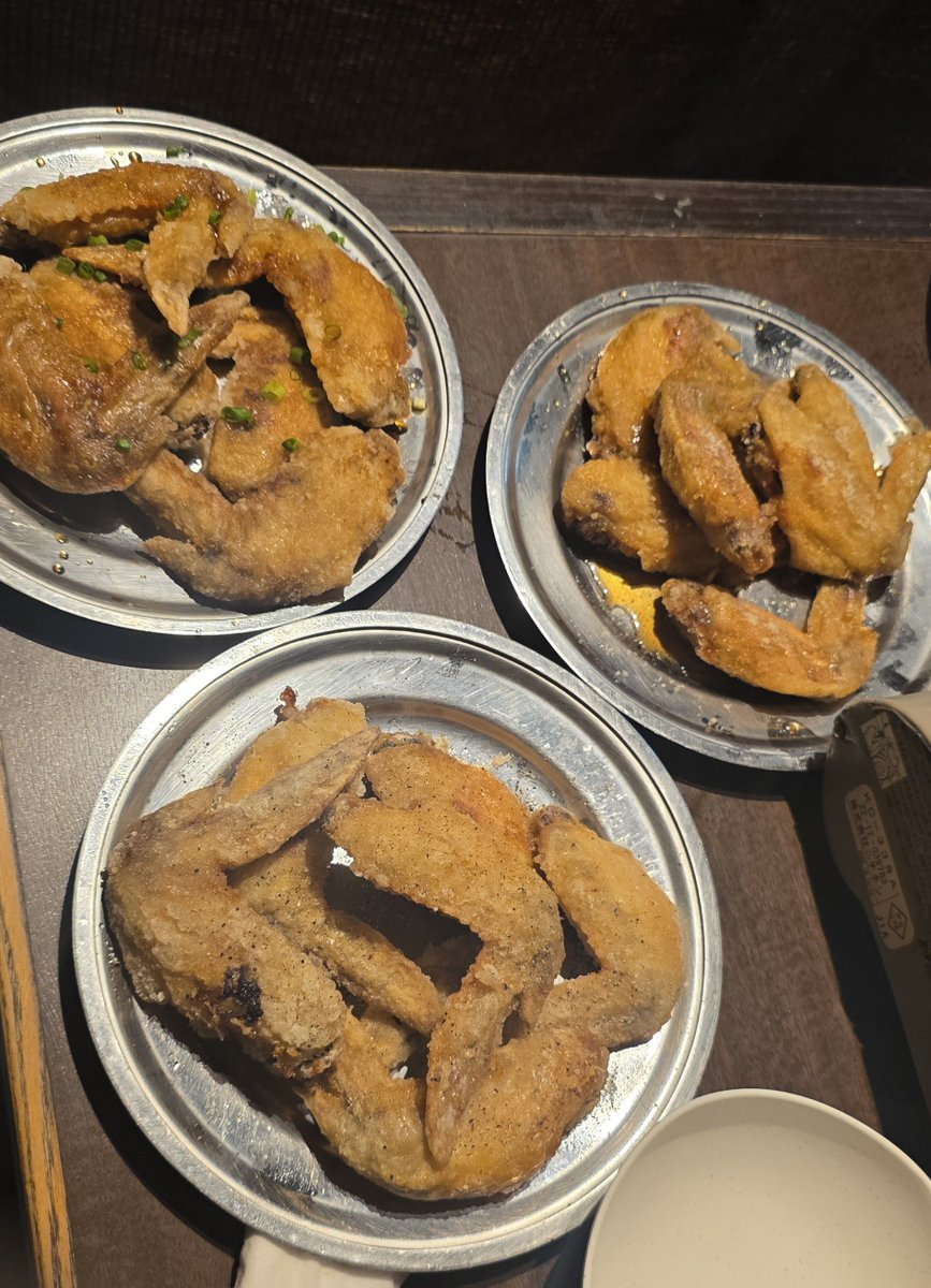 u206hirari's tweet photo. 昨日名古屋の吉川くんLIVEで手羽先食べたと言っていたので私も手羽先食べよ〜って
お店でQR注文したんだけど本数書いてなかったから1本づつかと勘違いして色々なお味があったから何種類か注文したのよね。そしたらこんなに来て(24本)
私とダンナ、こんな顔になりました😱🫠
ふたりで全部食べたけどね😂 https://t.co/uS2UQo6q0z