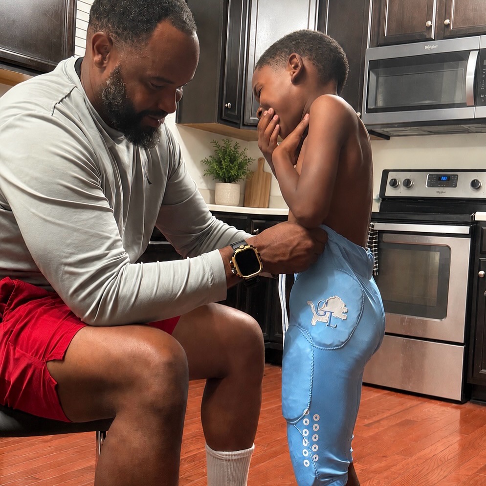 elizabethcedr0's tweet photo. First football game today. Following Dad’s guidance and footsteps, one laugh and one lesson at a time. The Gray legacy continues. https://t.co/3eZUl227DD