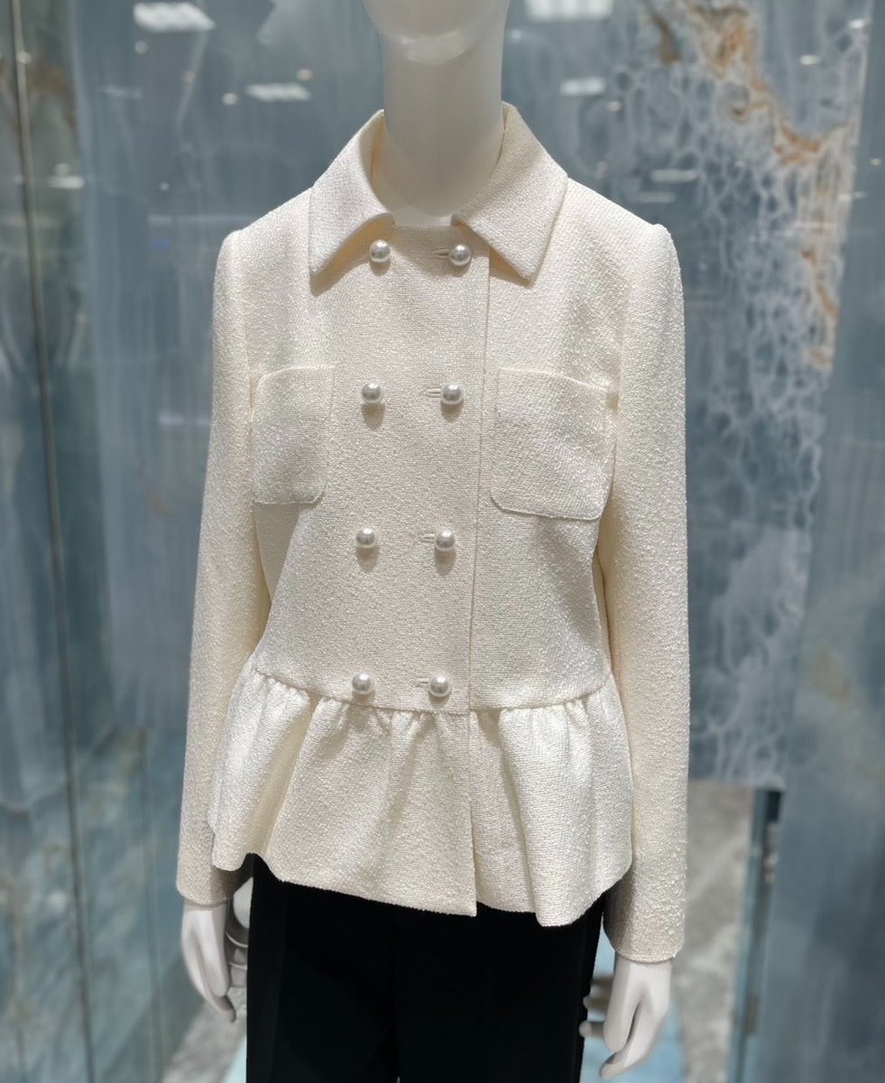 M_PREMIER_JP's tweet photo. ▶︎大丸神戸店

上品な光沢と繊細な凹凸感が美しいツイード素材を使用したジャケット。コンパクトな身頃に、ウエストから女性らしいふんわりと広がるペプラムデザインを組み合わせました。

ツイードペプラムジャケット

¥63,800

https://t.co/k1FxWkKGfE

#mpremier #エムプルミエ https://t.co/ef33xEGqHL