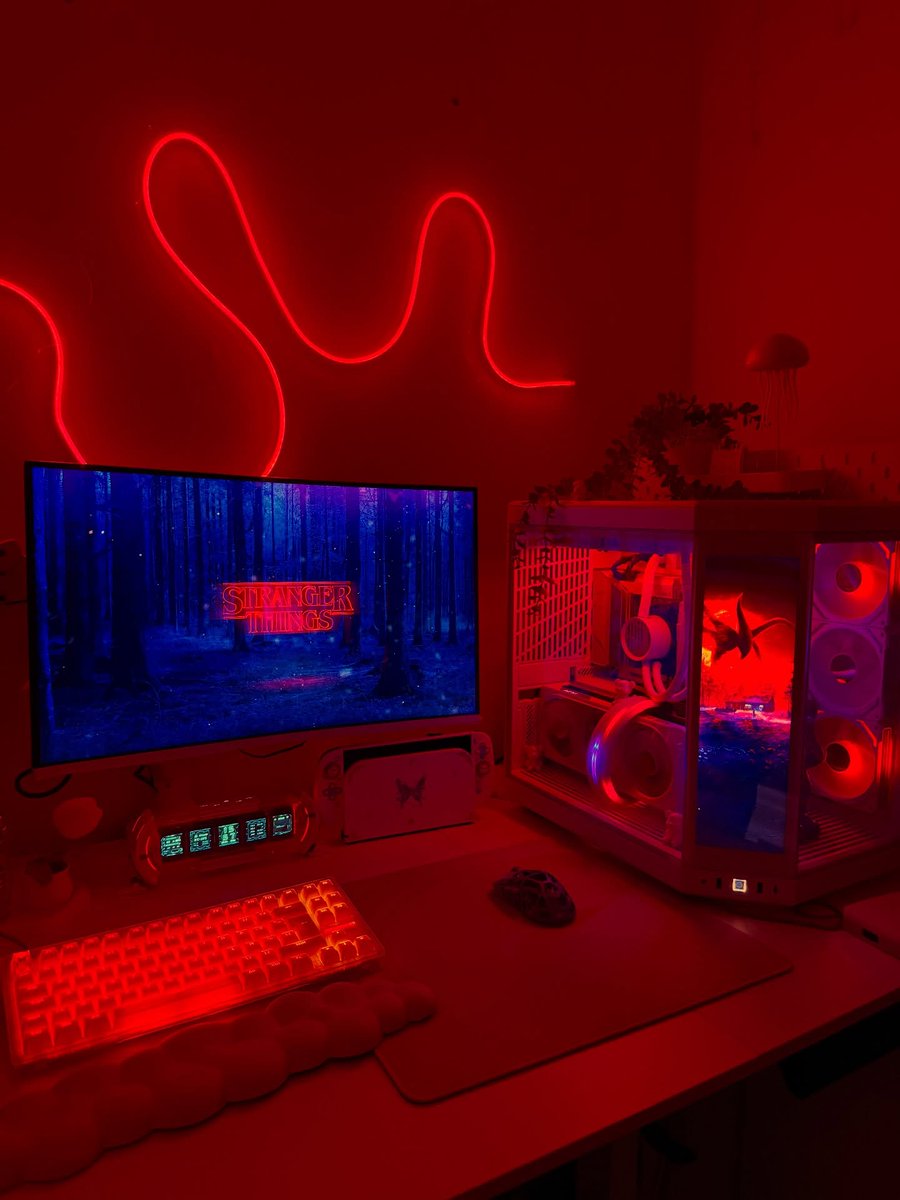 adolfo_andre's tweet photo. Ces couleurs réchauffent mon setup. Deux mondes différents. https://t.co/nb3jb29ZFg