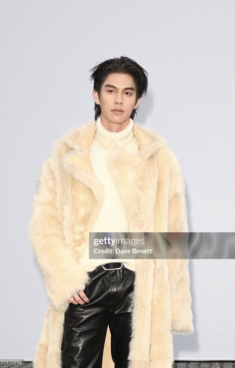ImageofBRIGHT's tweet photo. LONDON, ENGLAND - SEPTEMBER 21: Bright aka Vachirawit Chivaaree arrives at the Burberry Summer 2027 during London Fashion Week

[ gettyimages] 
https://t.co/fbutwi9XZy

BRIGHT BURBERRY SUMMER 27
#BurberrySS27xBRIGHT 
#BurberryxBRIGHT
#Burberry #bbrightvc https://t.co/ByV2cFOtsU