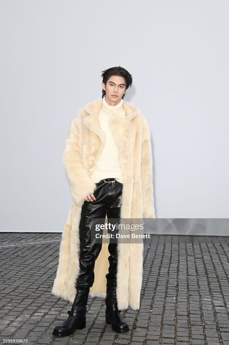 ImageofBRIGHT's tweet photo. LONDON, ENGLAND - SEPTEMBER 21: Bright aka Vachirawit Chivaaree arrives at the Burberry Summer 2027 during London Fashion Week

[ gettyimages] 
https://t.co/fbutwi9XZy

BRIGHT BURBERRY SUMMER 27
#BurberrySS27xBRIGHT 
#BurberryxBRIGHT
#Burberry #bbrightvc https://t.co/ByV2cFOtsU