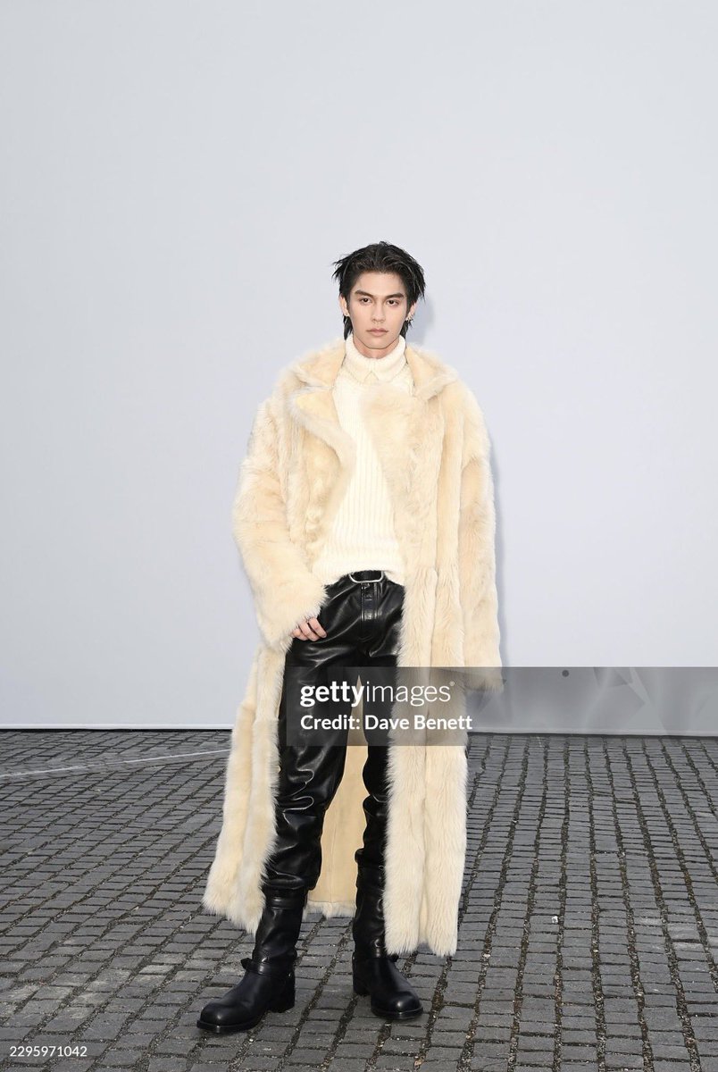 ImageofBRIGHT's tweet photo. LONDON, ENGLAND - SEPTEMBER 21: Bright aka Vachirawit Chivaaree arrives at the Burberry Summer 2027 during London Fashion Week

[ gettyimages] 
https://t.co/fbutwi9XZy

BRIGHT BURBERRY SUMMER 27
#BurberrySS27xBRIGHT 
#BurberryxBRIGHT
#Burberry #bbrightvc https://t.co/ByV2cFOtsU