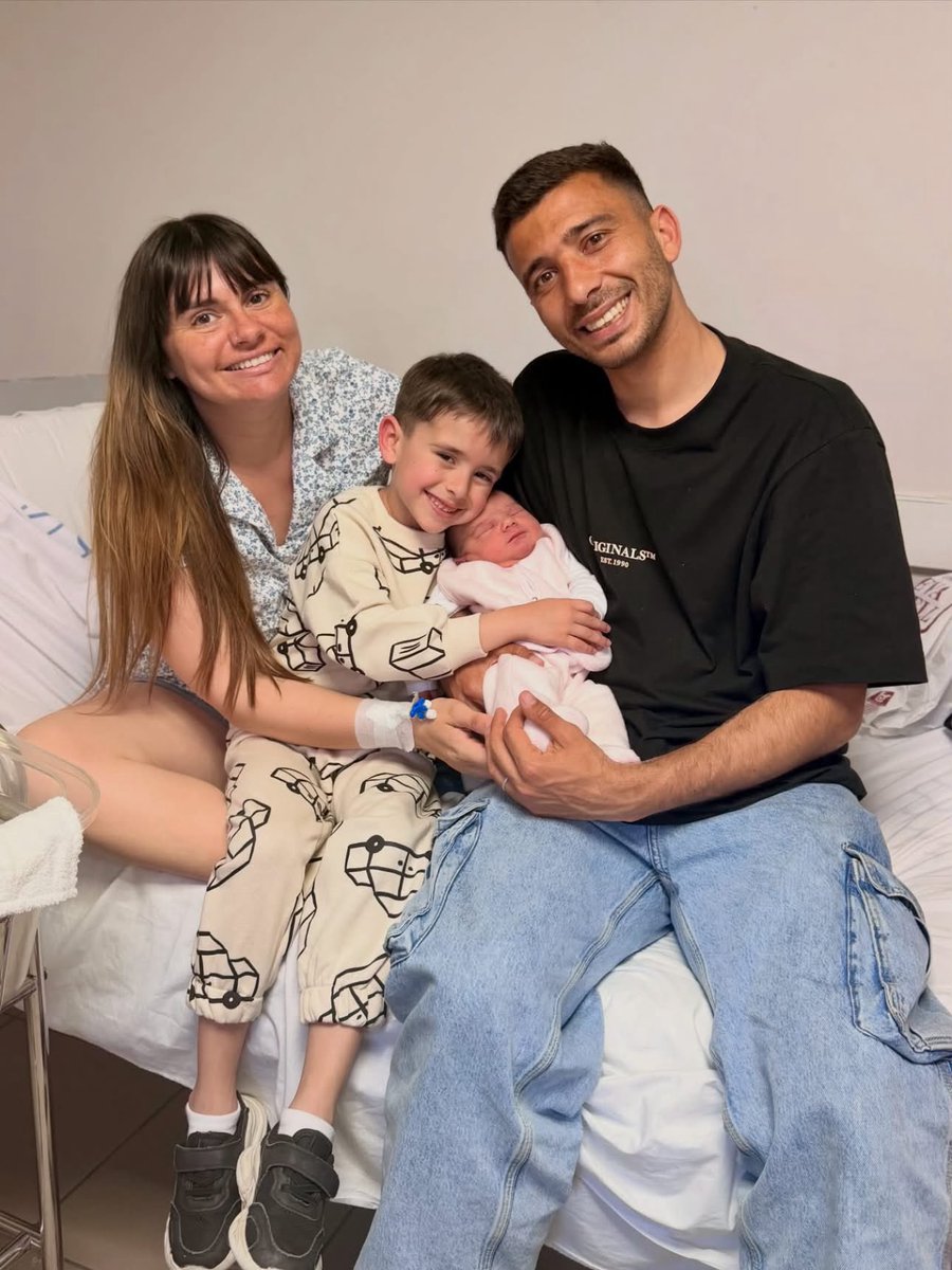 CACerro_oficial's tweet photo. 🇦🇷🇺🇾 ¡Bienvenida, Francina! 💙🤍

Hoy, en Uruguay, comienza una de las historias más hermosas: la tuya.

Hija de nuestro capitán Alejo Macelli y Jazmín Vellón, y hermanita de Román, llegás para llenar de amor y felicidad a una familia que ya es parte de la nuestra.

Que la vida te regale infinitos motivos para sonreír.

¡Bienvenida a la familia de Cerro, Francina! 💙🤍

#SomosElBarrio #IdentidadCerro