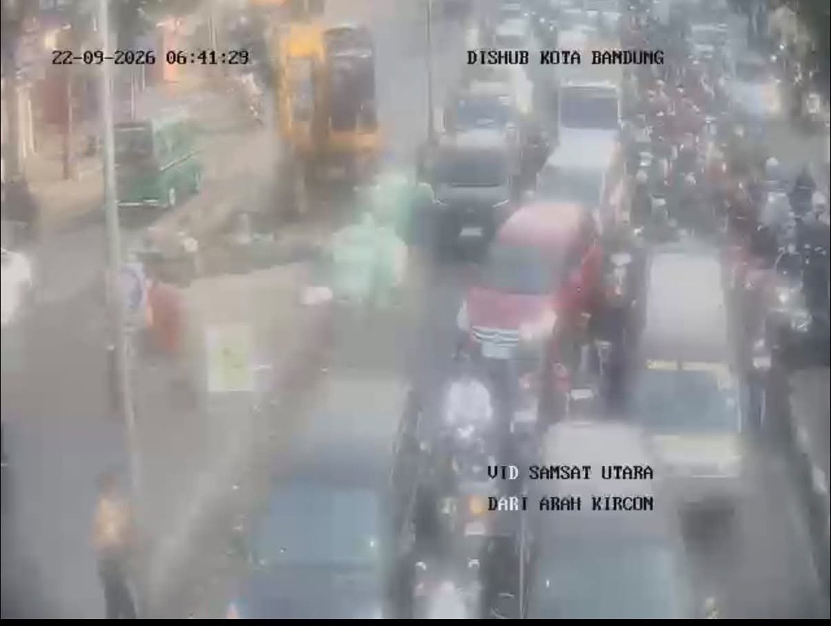 fujikaize's tweet photo. ini di jalan Soekarno-Hatta, Bandung macet parah bgt, kendaraan stuck 1 jam lebih gara2 ada pengerjaan saluran air di jalan Kircon, beberapa meter setelah masuk ke Jl. Ibrahim Aji 😭😭😭 https://t.co/VR8MNOKs4A