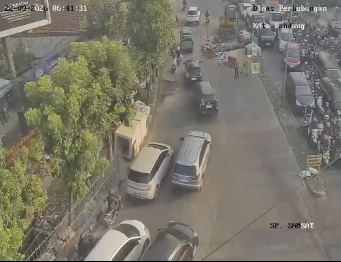 fujikaize's tweet photo. ini di jalan Soekarno-Hatta, Bandung macet parah bgt, kendaraan stuck 1 jam lebih gara2 ada pengerjaan saluran air di jalan Kircon, beberapa meter setelah masuk ke Jl. Ibrahim Aji 😭😭😭 https://t.co/VR8MNOKs4A