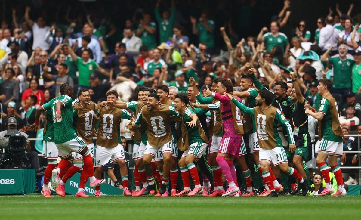 poetschiv's tweet photo. llegan los convocados para la selección mexicana al car, pero yo me seguí quedando aquí https://t.co/njkC6N5xYy