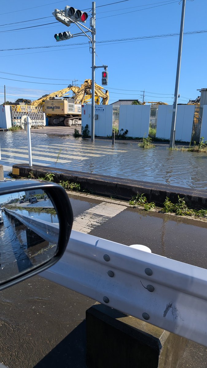 tuna0314's tweet photo. 木更津駅方面からコストコに行かれる方
金木橋手前に水が引き切っていない&amp;放置車両があり渋滞です
帰りはパトカーで金木橋進入禁止にされてるのでこれまた迂回渋滞 https://t.co/WIuDTvTIZE