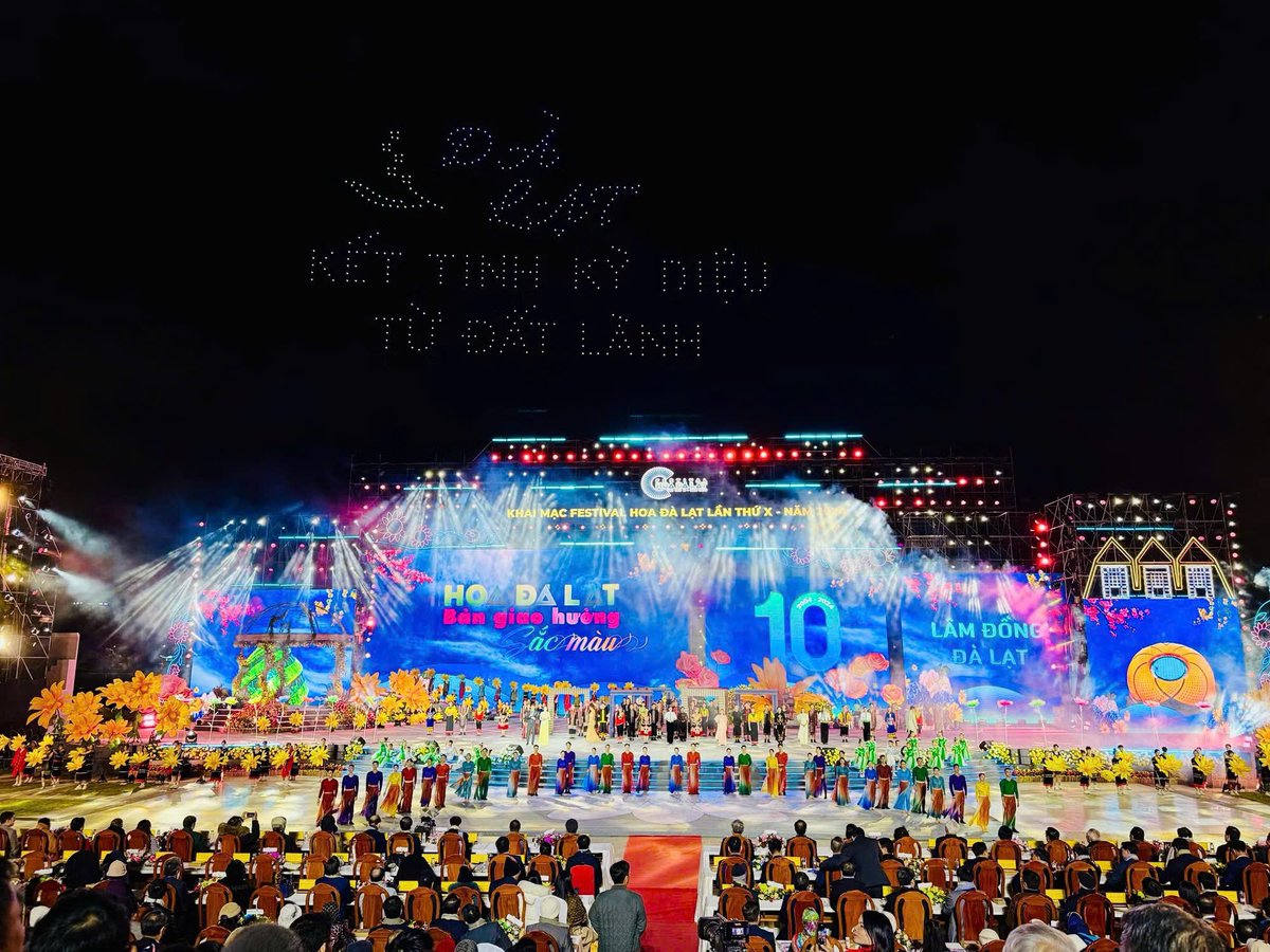 dalat's tweet photo. 2026"달랏꽃축제 :
람동성 인민위원회는 "달랏 - 꽃과 음악의 조화"라는 주제로 2026년 제11회 달랏 꽃 축제"를 기획했습니다.

2026년에 개최될 예정인 제11회 달랏 꽃 축제는 달랏성 전역에서 열리는 대규모 성급 문화 관광 행사로, 2026년 한 해 동안 다양한 부대 행사가 진행되며 12월 말에는 주요 행사들이 집중적으로 개최될 예정입니다.

계획에 따르면 제11회 달랏 꽃 축제는 달랏-람동의 문화적 이미지, 인물, 관광을 지속적으로 홍보하는 동시에 유네스코가 인정한 음악 분야의 창조 도시로서 달랏의 위상을 더욱 공고히 할 것입니다.

이번 행사는 꽃과 화훼 재배 산업을 기념할 뿐만 아니라 국내외 기관, 기업, 지역 사회 간의 교류와 연결을 위한 기회를 창출하여 화훼 산업이 친환경적이고 지속 가능한 방향으로 발전하도록 촉진하는 것을 목표로 합니다.

올해 축제의 하이라이트는 꽃으로 가득한 공간과 고원 지대의 특색 있는 자연 경관이 대규모 예술 및 음악 프로그램과 조화롭게 어우러져 '천송이 꽃의 도시'에 독특한 흔적을 남긴다는 점입니다.

1(1).png
2026년 달랏 꽃 축제의 일환으로 제3회 베트남 비단 문화 축제가 개최될 예정입니다.
제11회 달랏 꽃 축제 개막식은 2026년 12월 19일 저녁 람비엔 광장에서 개최될 예정입니다. 2027년 새해맞이 예술 프로그램과 축제 폐막식은 2026년 12월 31일 저녁에 함께 진행될 예정입니다.

축제 기간 동안 다음과 같은 11개의 주요 프로그램이 진행됩니다. "모두가 꽃을 심고, 모든 가정이 꽃과 나무를 심어 제11회 달랏 꽃 축제 - 2026을 맞이합시다" 캠페인 출범식; 플라워 스페이스; 꽃과 관상용 식물 전시회; 달랏 궁전 꽃 골프 초청 대회; "과학, 기술 및 혁신 - 달랏 꽃 가치 사슬의 지속 가능한 발전을 위한 원동력" 세미나; 차, 커피 및 와인 거리, OCOP 제품 및 지역 특산품, "달랏 - 비옥한 땅에서 탄생한 기적의 결정체"라는 브랜드를 소개하고 홍보하는 채소 및 꽃 시장; 제3회 베트남 비단 문화 축제; 밴드 카니발과 현대 무용단 공연이 어우러진 2026 베트남 재즈 페스티벌; 제11회 달랏 꽃 축제 - 2026 폐막식과 함께하는 2027년 새해맞이 예술 프로그램.

계획에 따르면, 성 인민위원회는 각 면, 동, 특별구에 제11회 달랏 꽃 축제(2026) 참가 계획을 수립하도록 지시했습니다.

구체적으로, 각 면, 동, 특별구는 제11회 달랏 꽃 축제(2026)에 맞춰 최소 한 가지 이상의 프로그램, 활동 또는 행사를 기획하고, 동시에 "모든 가정이 꽃을 심고, 모든 사람이 꽃을 심자"라는 운동을 장려하고 추진하며, 각 가정의 마당을 꽃과 녹지로 장식해야 합니다.

지난 몇 년간 람동성은 달랏 꽃 축제를 성공적으로 10회 개최하여 지역에 많은 긍정적인 결과를 가져왔습니다. 이 축제는 달랏-람동성의 이미지를 크게 향상시키고, 국내외 관광객을 대거 유치하여 관광 개발을 촉진하고 서비스 수입을 증대시키는 데 기여했습니다.