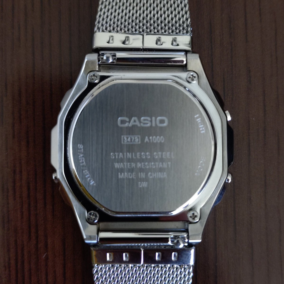 Msk1981_105's tweet photo. CASIO A1000M-1BJF

昨年、在庫が少なくなった頃に購入。
自身初ミラネーゼバンドの腕時計。
画像だとわかりにくいけど文字板が白蝶貝なので綺麗。
個体差なのか製品ページよりも暗めです。

https://t.co/KWZUmFM2Ew https://t.co/F5rgMBxCXO