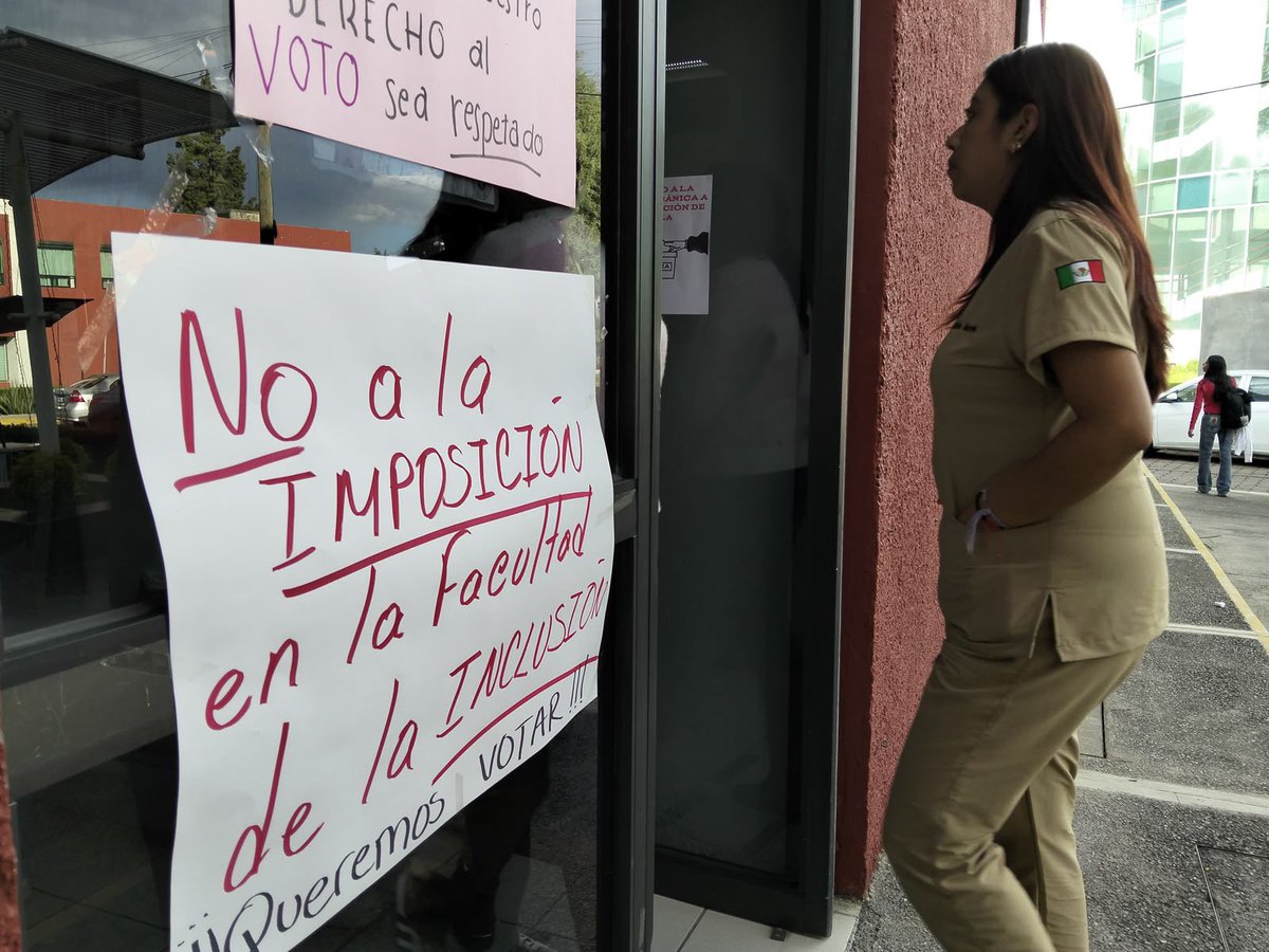 INDICEMEDIAMX's tweet photo. ⭕️ #Inconformidad #UATx | Estudiantes y docentes de la Facultad de Ciencias para el Desarrollo Humano de la Universidad Autónoma de Tlaxcala (UATx), sostuvieron un diálogo con el aún director Josué Antonio Camacho.
Esto luego de las protestas en las que, con carteles al interior de la institución, los alumnos pidieron ser tomados en cuenta en la elección del próximo director.
Al no alcanzar un acuerdo formal, ambas partes acordaron realizar foros para dar a conocer a los docentes que puedan fungir como candidatos.
Y para exponer ante el rector de la universidad las inquietudes de docentes y estudiantes, entre ellas el derecho al voto por parte del alumnado.
Imagen: Cristihan Martínez | Nierika Images