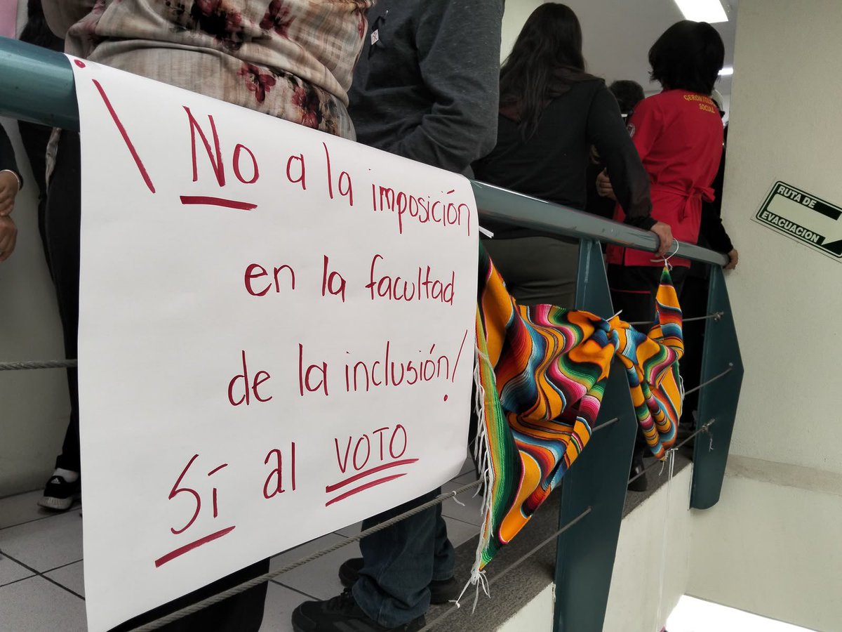 INDICEMEDIAMX's tweet photo. ⭕️ #Inconformidad #UATx | Estudiantes y docentes de la Facultad de Ciencias para el Desarrollo Humano de la Universidad Autónoma de Tlaxcala (UATx), sostuvieron un diálogo con el aún director Josué Antonio Camacho.
Esto luego de las protestas en las que, con carteles al interior de la institución, los alumnos pidieron ser tomados en cuenta en la elección del próximo director.
Al no alcanzar un acuerdo formal, ambas partes acordaron realizar foros para dar a conocer a los docentes que puedan fungir como candidatos.
Y para exponer ante el rector de la universidad las inquietudes de docentes y estudiantes, entre ellas el derecho al voto por parte del alumnado.
Imagen: Cristihan Martínez | Nierika Images