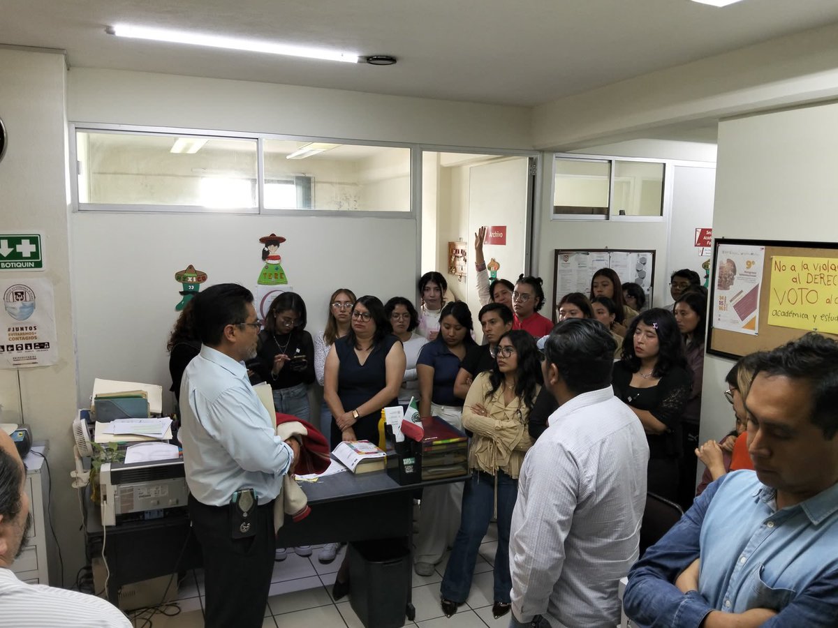 INDICEMEDIAMX's tweet photo. ⭕️ #Inconformidad #UATx | Estudiantes y docentes de la Facultad de Ciencias para el Desarrollo Humano de la Universidad Autónoma de Tlaxcala (UATx), sostuvieron un diálogo con el aún director Josué Antonio Camacho.
Esto luego de las protestas en las que, con carteles al interior de la institución, los alumnos pidieron ser tomados en cuenta en la elección del próximo director.
Al no alcanzar un acuerdo formal, ambas partes acordaron realizar foros para dar a conocer a los docentes que puedan fungir como candidatos.
Y para exponer ante el rector de la universidad las inquietudes de docentes y estudiantes, entre ellas el derecho al voto por parte del alumnado.
Imagen: Cristihan Martínez | Nierika Images