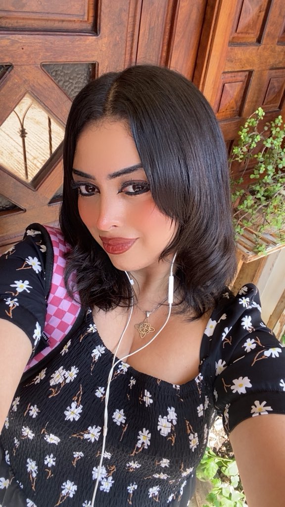 theblaiirwitch's tweet photo. By the way, I looked pretty today. https://t.co/mJ8b9oMvk3