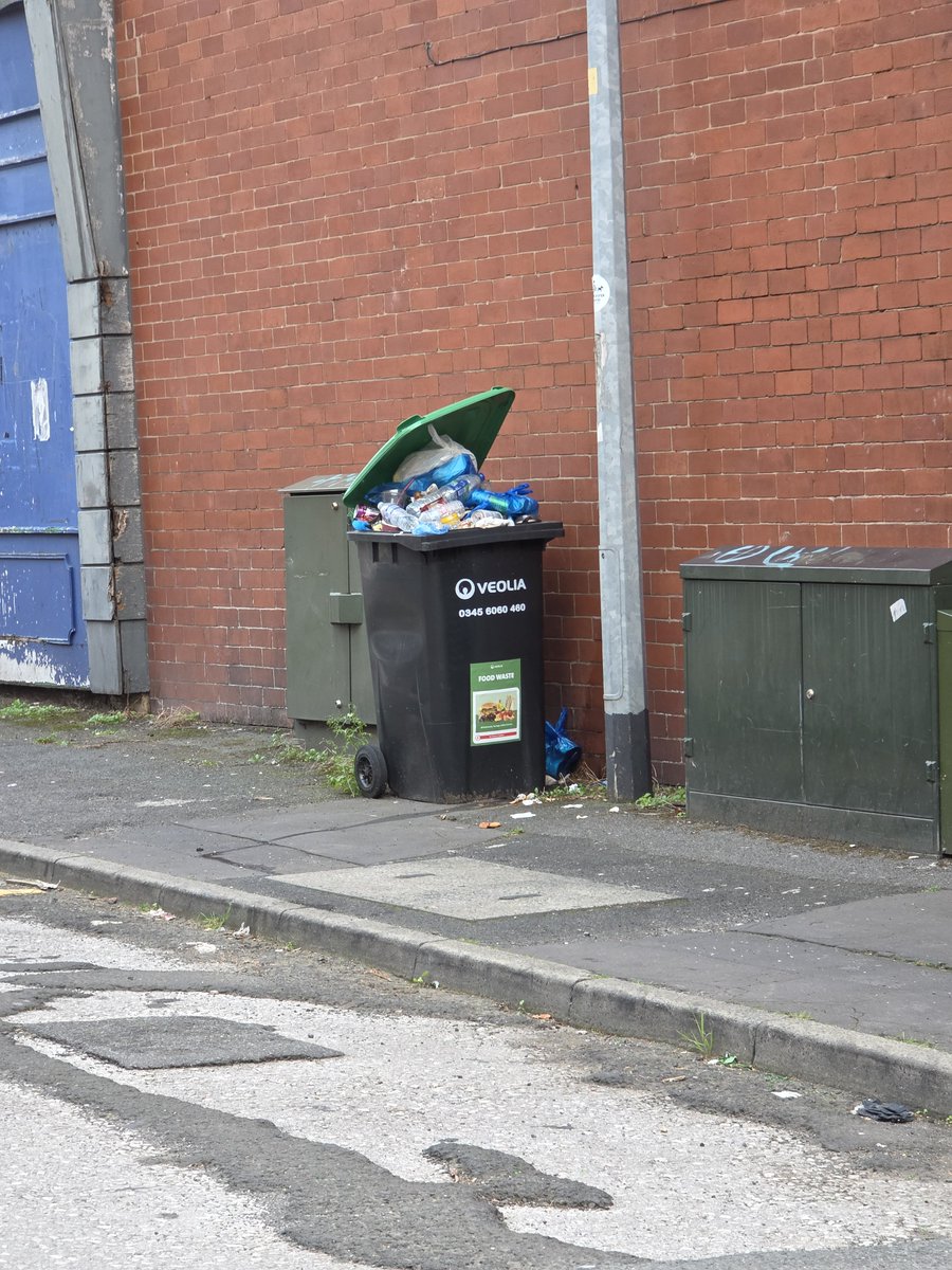 LitterGrockle's tweet photo. @VeoliaUK Hey @Veolia @VeoliaUK this is still there.  It's a public health hazard.

Why hasn't it been removed? https://t.co/UlsMszscgM