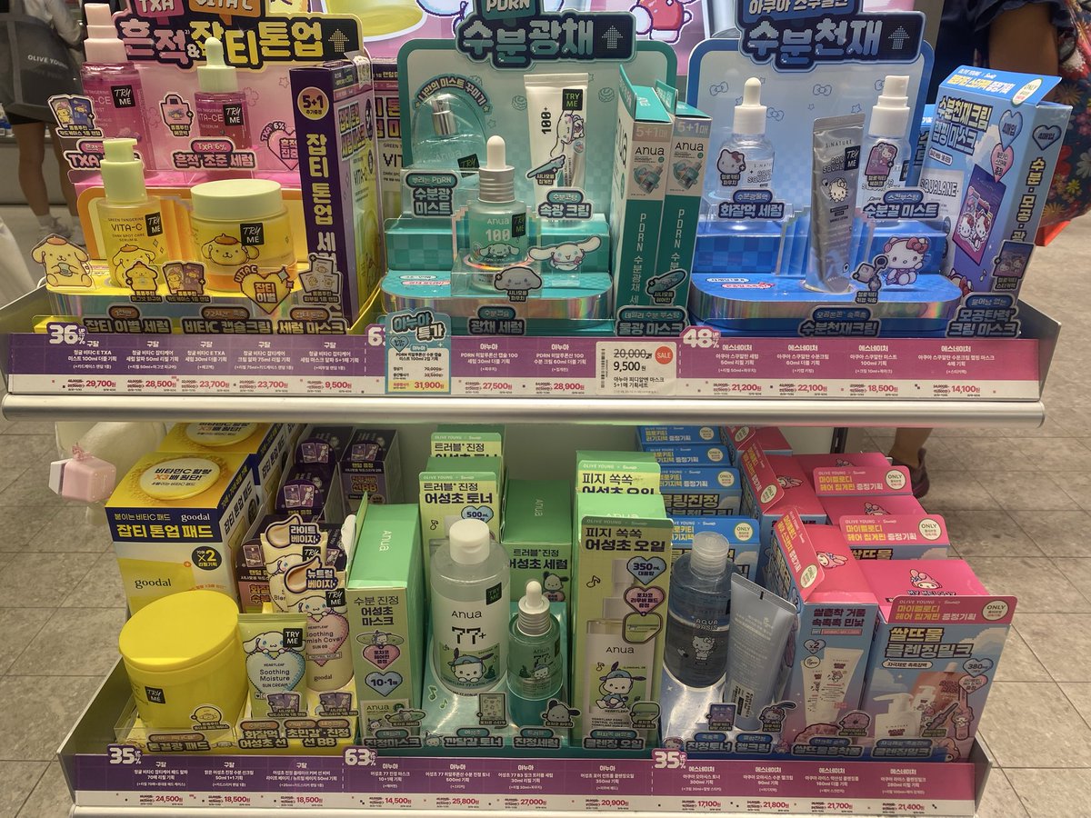 kao_pai2's tweet photo. 箱だけじゃなく、瓶とかチューブのラベルまでコラボデザインのが3桁な勢いであって意味わからんになった
複数ブランドの製品が一気にだよ？どう生産ハンドリングしたんだ
グラサン焼けポチャッコ💯 https://t.co/vO5ZX1U8Ud