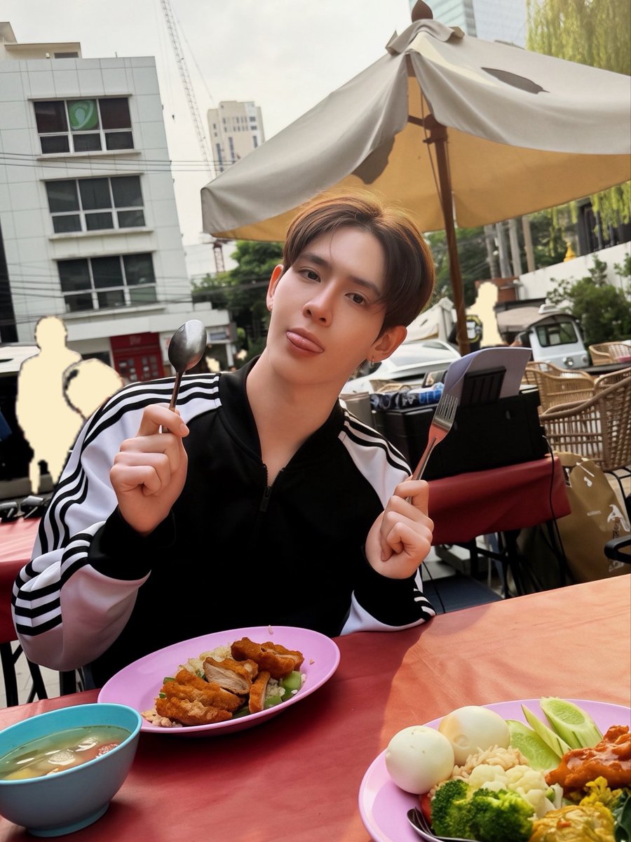 kerdomundi's tweet photo. จุดจบซ้อซันนี่กับลูกไนน์ อาศัยกินข้าวกอง กองใครไม่รู้ กินเสร็จเนียน ๆ ไปยกไฟ จับนู่นจับนี่ โดนจับได้ก็ระเห็ดไปกองใหม่ เป้าหมายต่อไปคือกองบริษัทมันดีเวิร์ค เจอแน่ศีอีโอ๋พิอ้อบ จะกินข้าวให้หมดหม้อเลย😂

#รักสุดใจนายแฟนบอยSeries
#MrFanboySeries https://t.co/PEEVbWCjcV