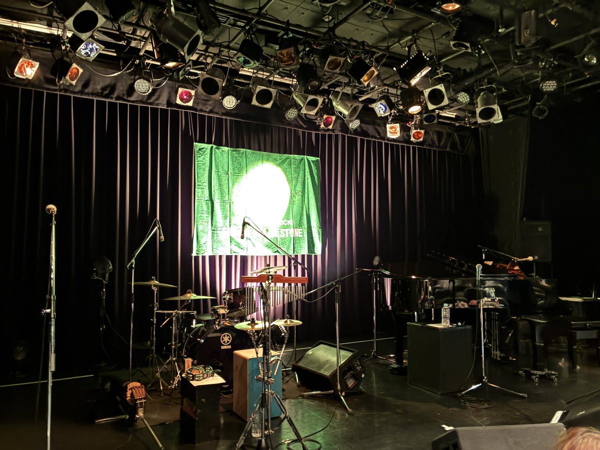 ykykcp14831's tweet photo. #GRANDCOLORSTONE
デビュー22周年ワンマンライブ㊗️
久しぶりのメドレーにこれぞグラカラワンワンマン!って懐かしく嬉しくて🥹
ふみさんにこにこでコーラスもしてて🥹
グラピにウッドベース✨
ジャスストっぽく雨とポップコーン嬉しくて☺️
大声で歌えてみんなの声が降り注いで🥹
嬉し楽し大好きー❤️🔥 https://t.co/erAwBiXsB6