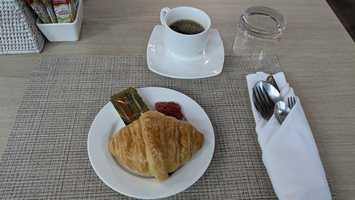 mufcomet's tweet photo. 【偶然の出会い】
併設されたカフェ（K Cafe）で初めての朝ごはんを食べていたら、隣の人は日本人。
そしてその方はガモンSRSerのりち（ @rm_6_5 ）さんとそのご友人！！🎉
 偶然ってあるんだね……😊

 #ビヨンドザボーダー https://t.co/BHF57VFvGM