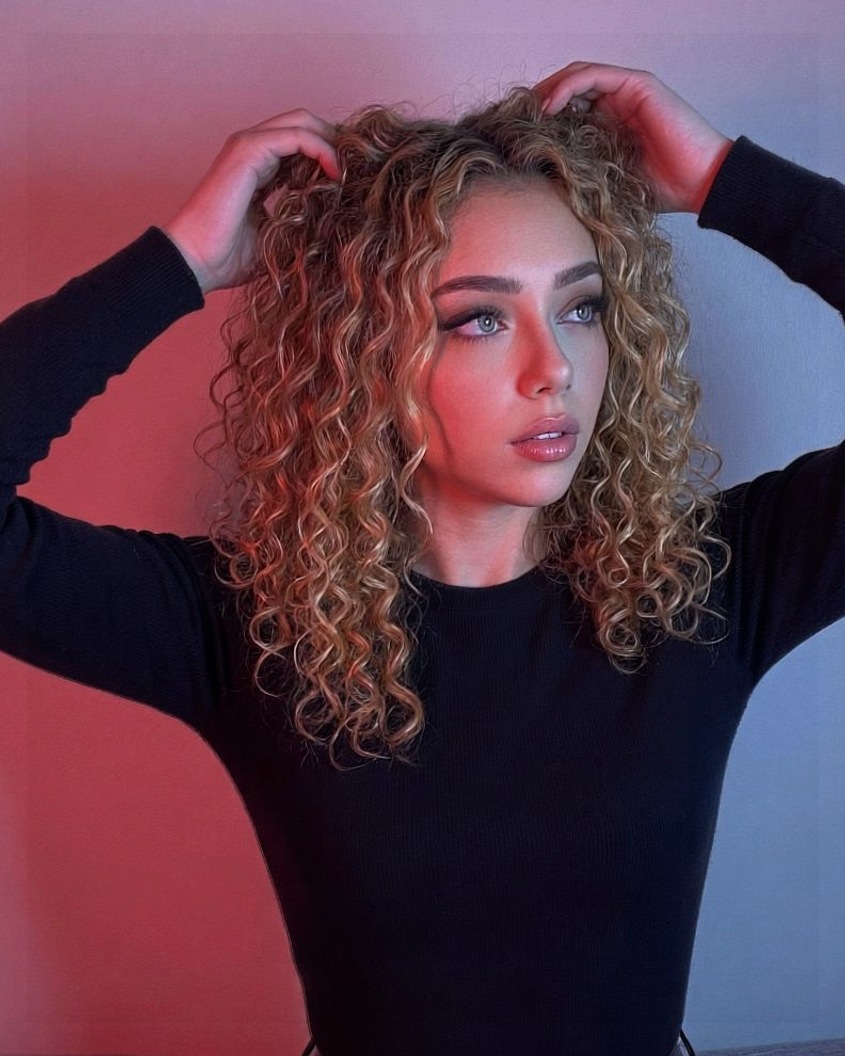 RabanalRene's tweet photo. Admit it, you have seen a trans woman and thought she was just naturally that pretty 🏳️‍⚧️ https://t.co/2I8MVoiZK6