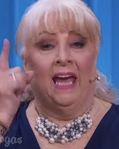 JohnSaxe5's tweet photo. @chanelchole @PollitoDeFrente Pues por algo a Ari lo consideran Empresario y a la Adulteriana puta como una liosa, ni dientes tiene la naca de su reputisima madre. Muy vergas y mucha carrera pero ni una dentadura puede comprarle a su progenitora. https://t.co/EpfOXXszGb