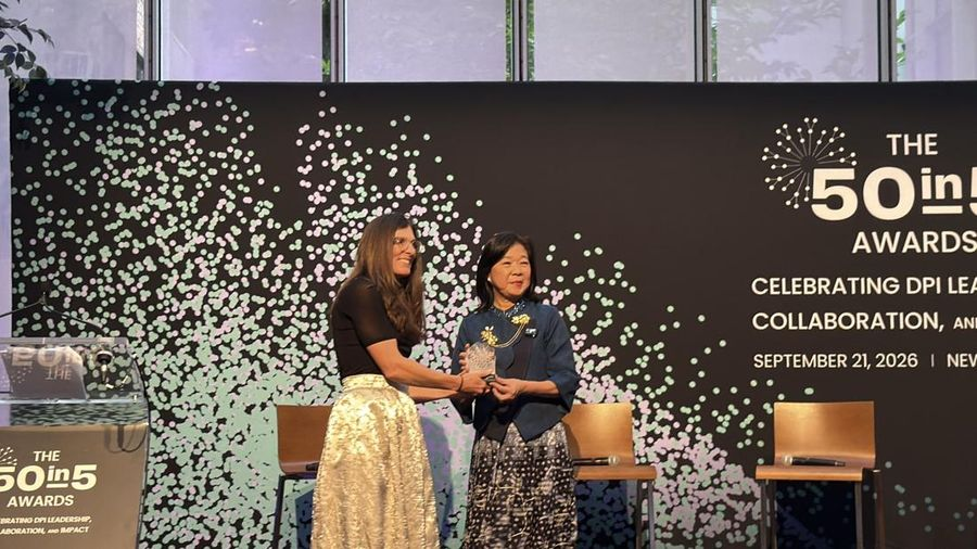 LambeSahamjja's tweet photo. qris menang penghargaan internasional di acara pbb new york:
- transaksi qris lintas negara terus naik 
- apalagi turis asing yang belanja di indonesia pake qris
- umkm ikut untung soalnya hampir semua merchant qris itu usaha kecil
- bi bakal terus perluas kerjasama qris ini ke negara lain