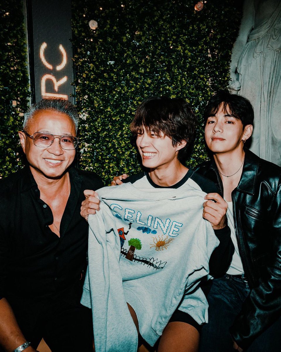 Taegumarchive's tweet photo. Taehyung &amp; Bogum hung out in a Paris night club
TH &amp; BG hold hands through the crowd to the car 
TH called BG from above, BG found his voice among the crowd &amp; smile brightly when they looked at each other 
Like watching 3 diff movies in 3-d 😭 the fact that all was real moments https://t.co/Ql2wXNxJ8p