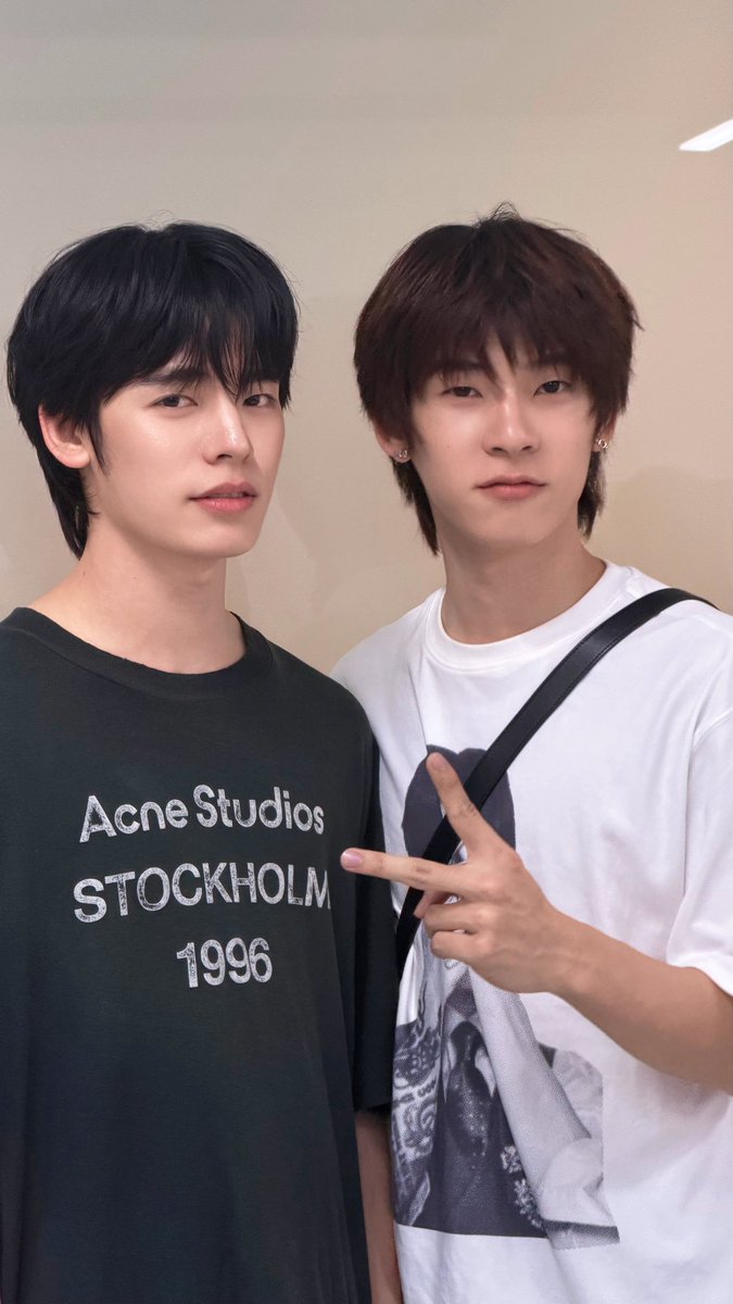 eeqlanwoil's tweet photo. ช่ายย แล้วสองรูปนี้ห่างกันสองวันเอง พอตัดผมปุ๊บ จากม๋าป่ากลายเป็นม๋าเด็กเลย เข้าใจปิ๊บทุกอย่าง เลี้ยงม๋าป่ามานาน ตอนผมยาวฮีดูโตขึ้น ดูนิ่งมากก พอเค้าตัดผมแล้วดูเด็กลง ดูซนๆ บ้องๆ เมิ่นเดิม เมะม๋าของอาหมวย  ´т ‧̫ т ̀  💘💘💯🧎🏻‍♀️⭐️ https://t.co/67SHiCWjM4
