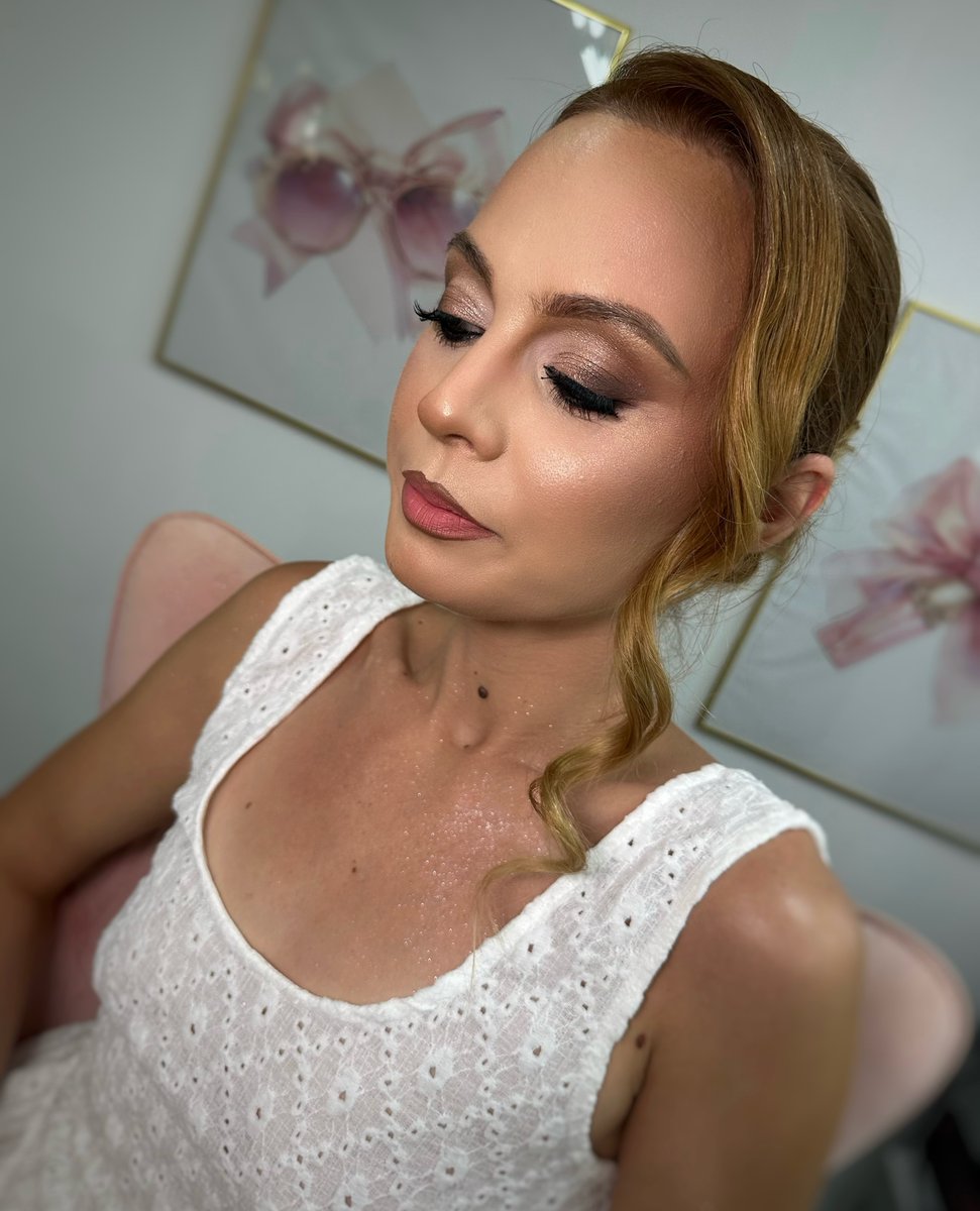 aaliyahjohnsonp's tweet photo. Smoky eyes on this beautiful woman. https://t.co/06jsXqqjtY