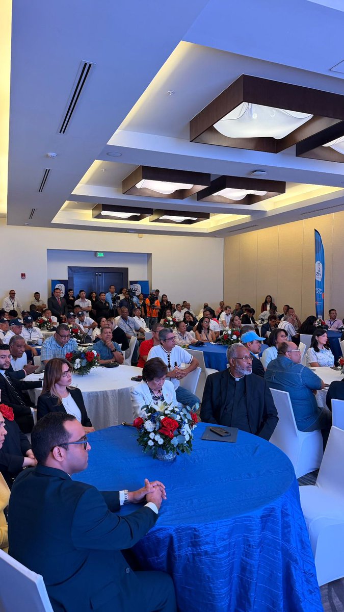 ClaridadPanama1's tweet photo. El acto de la inepta ministra de Trabajo de las familias más corruptas de Panamá con los vendidos y traidores de la cúpula de CONATO.
¡VERGUENZA! https://t.co/9hj0YtVApJ