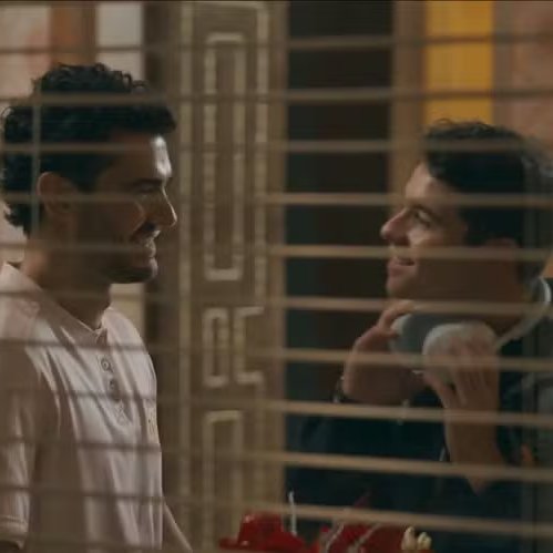 forumeplay's tweet photo. O triângulo gay de #QuemAmaCuida vem sendo alvo de críticas pela forma considerada ingênua como a novela conduz a relação entre Mau Mau, Felipe e Fernando. Mesmo com os três personagens já adultos, as interações ainda se resumem a abraços, mãos no ombro e conversas sobre sentimentos, sem cenas de maior intimidade. A abordagem levou parte do público a comparar a trama com histórias adolescentes e questionar se a Globo estaria adotando uma postura mais conservadora na representação de personagens LGBTQIA+.

🗞️ F5