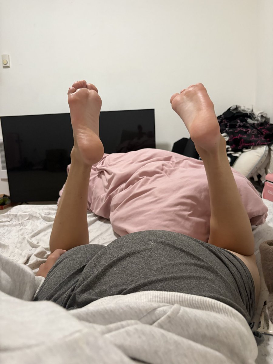 oregonfemboypdx's tweet photo. I wish I had a constant foot guy 👅 Love having them ate up by a daddy. #femboyfeet #gayfeet #feetfetısh #feetworshi̇p #feetِ #feetfetıshly #feetusa #footfetısh #toes #soles #sole #prettyfeet #feetured #size10 #GaylsPower #sexyfeet #pnw #pdx https://t.co/HFaPvhjmh3