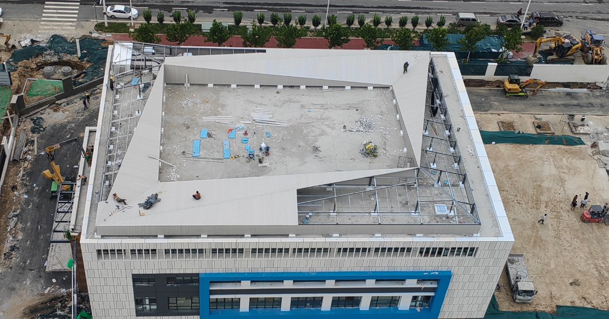 youxin_jinshu's tweet photo. Metal roofing system handles complex irregular roof shapes perfectly. It delivers reliable waterproof performance for large public buildings during long‑term use.
#metalroof #roofconstruction #publicbuilding #roofsystem #buildingproject https://t.co/OTcZHKT8EV