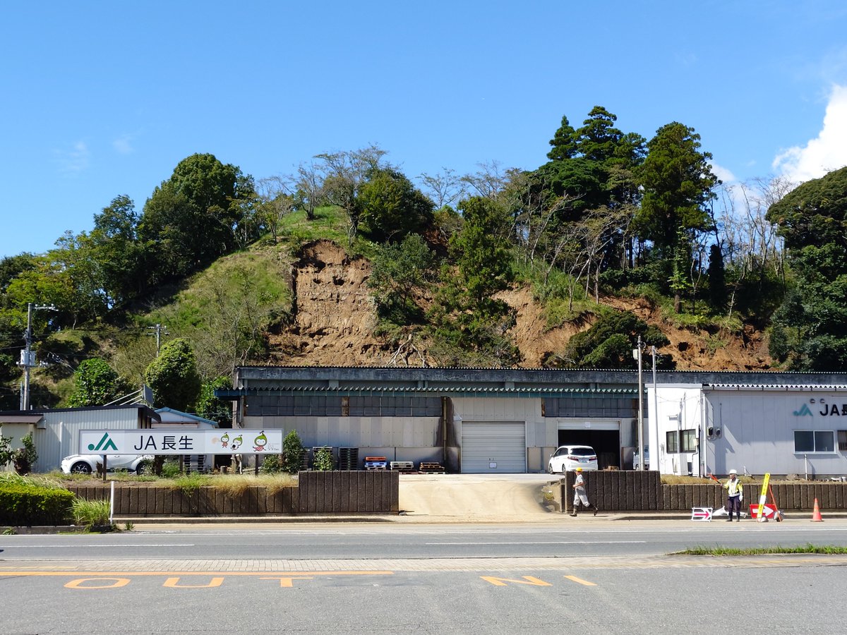 crazycrawler77's tweet photo. 茂原公園、暗くてわからなかったけど結構崩れてる。
農協の車が土砂で埋まってた💦 https://t.co/uW6RqhKe5p