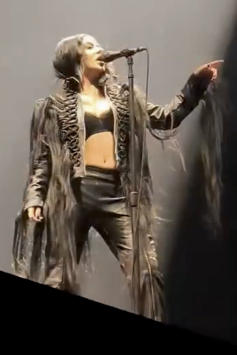 bennylftv's tweet photo. everyone give matt benns &amp; chris horan their tens NOW for this hair extension jacket #MFFTourToronto https://t.co/fKV8ZkBkbI