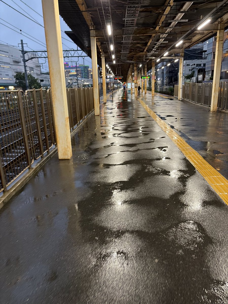 nike3yuna's tweet photo. 昨日は台風🌀の中
台風にも負けず雨にも負けず
会社のため世の中のお客様のため
職場のために働けて
残業できてよかったです。
1番は天気悪い中来てくれるお客様の
ために長い時間働いてよかったです
また明日から一日一日頑張ります https://t.co/IbhiqmqYd8
