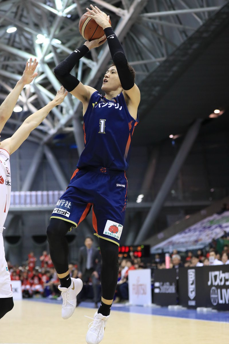 b_corsairs's tweet photo. 2016-17シーズンより3シーズン、横浜ビー・コルセアーズで共に戦った #川村卓也 選手が引退を発表されました。

オフェンスマシーンとも称された川村選手といえば、その持ち前の勝負強さ。Bリーグ初年度の残留プレーオフでビーコルを降格の危機から救ったあのショットは、今でも目に焼き付いているビーコルブースターも多いのではないでしょうか。

誰よりもプロフェッショナルで、コート上はもちろん、オフコートでも軽快なトークやサービス精神あふれるファン対応でファン・ブースターを魅了した川村選手。

現役生活、お疲れ様でした💐

これから始まる新たなキャリアも、素晴らしいものになりますように✨

#ビーコル @TakuyaKawamura1