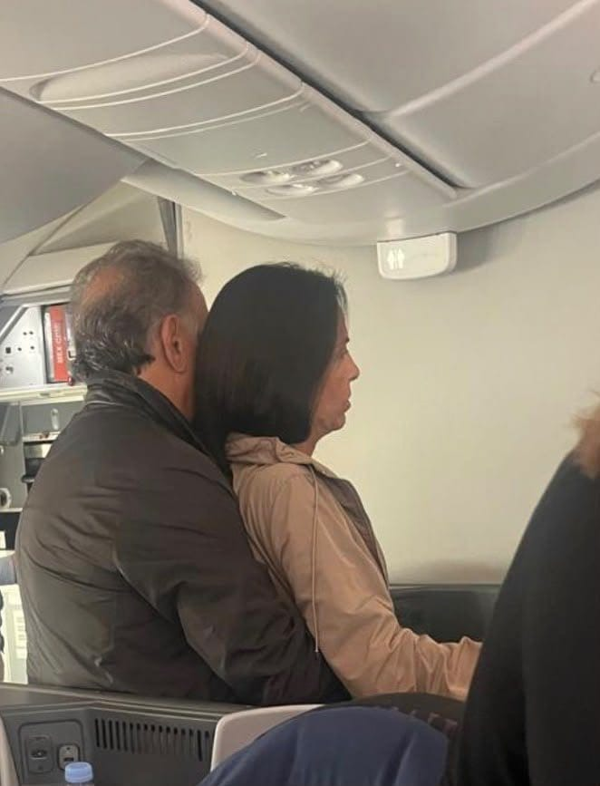 MLopezSanMartin's tweet photo. Miguel Ángel Yunes fue captado en primera clase rumbo a París

Hace días lo increparon en el AICM: “traidor” y “sinvergüenza”

De los reclamos al lujo rumbo a Europa

📷 @vampipe https://t.co/D7pKoFNmfr