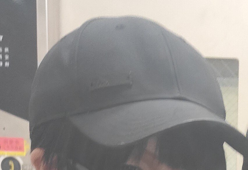kurohatu627_cos's tweet photo. この帽子見かけた方とか居ませんか😭😭
父に貰った帽子でお気に入りだったからどうにか見つけたくて😭😭😭
無地の黒にちっちゃいプレートしかなくて特徴全然無いんですけど💦
#アコスタ池袋 https://t.co/RzaD3zaYme