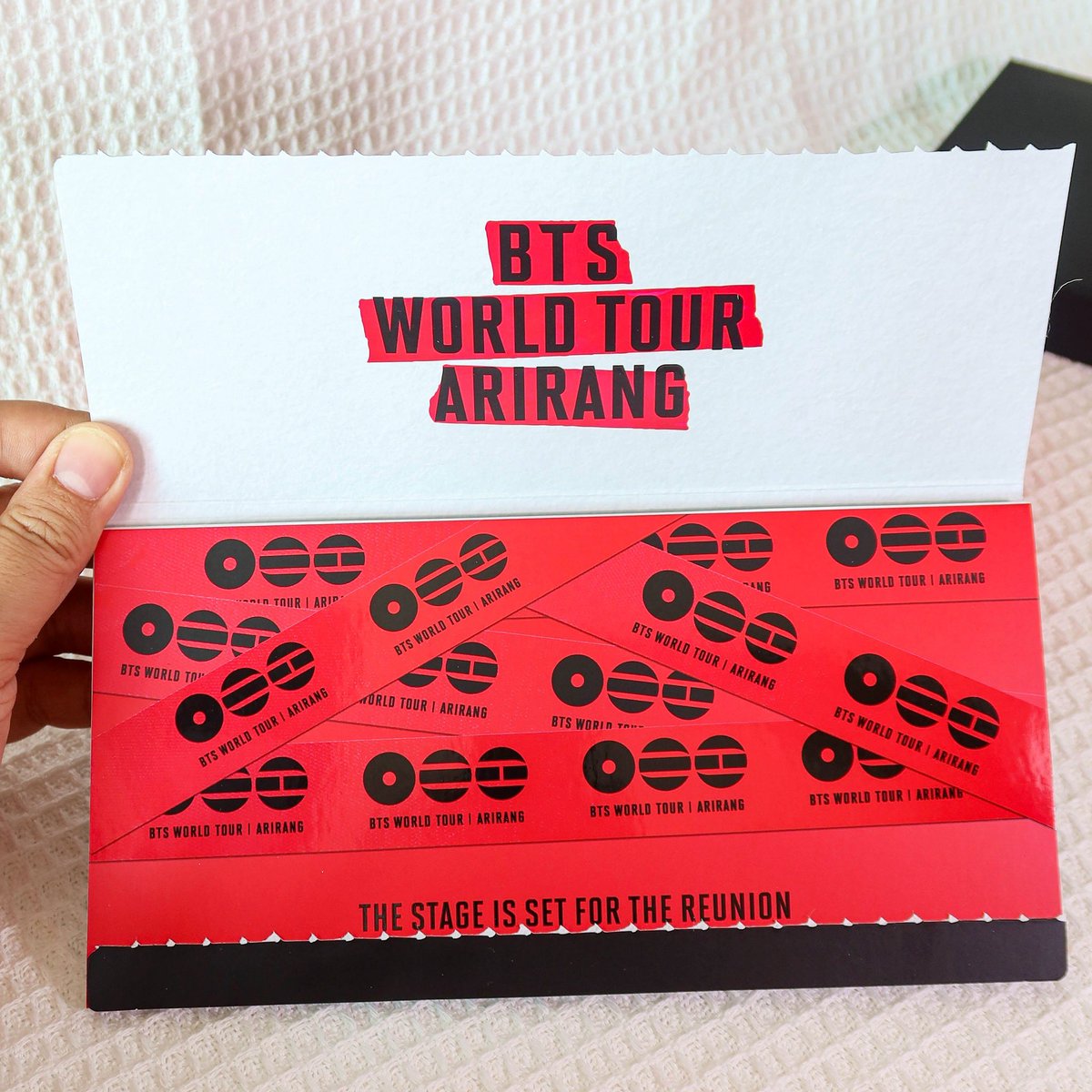 letstalkaboutKR's tweet photo. มาแล้วววว อาร์มี่มามุง!
บัตรเดบิตวีซ่ากสิกรไทย BTS WORLD TOUR ‘ARIRANG’ ลายคอนอารีรัง ดีงามมาก😍
สมัครบัตรเดบิตฯ มีสิทธิลุ้นบัตรคอน #BTS ที่ไทยด้วยนะ แล้วแอดชอบตรงที่ได้สิทธิ์เข้าเลาจน์ Miracle หรือ Coral ฟรี 1 สิทธิ/บัญชี/ปี คือคุ้มมาก!

> บัตรเดบิต KBANK VISA & BTS WORLD TOUR ‘ARIRANG’ มาพร้อม Welcome Kit ประกอบด้วย โปสการ์ดลายศิลปิน BTS 7 คน สติกเกอร์สัญลักษณ์คอนเสิร์ต BTS WORLD TOUR ‘ARIRANG’
และ ธีม K PLUS รวมถึง e-Slip ~ 
เอาสติกเกอร์ไปแต่งบง แปะกระเป๋าเดินทางใดใดคือเริ่ดเลย!

> สมัครบัตรเดบิตฯ มีสิทธิลุ้นบัตรคอนเสิร์ตบังทัน ที่กรุงเทพฯ และถ้าใช้จ่ายบัตรตามที่กำหนดได้สิทธิลุ้นบัตรเพิ่มอีก! 
> ระยะเวลาร่วมกิจกรรม 22 กันยายน 2569 – 31 ตุลาคม 2569
> ลุ้นรับตั๋วคอนเสิร์ต BTS WORLD TOUR 'ARIRANG' IN BANGKOK ในวันที่ 5 ธันวาคม 2569 จำนวน 1 ที่นั่งต่อท่าน มูลค่า 6,300 บาท รวมทั้งหมด 20 ที่นั่ง

> สมัครผ่าน K PLUS หรือ ธนาคารกสิกรไทย ทุกสาขา ~ ค่าธรรมเนียมแรกเข้า 899 บาท ค่าธรรมเนียมรายปี 599 บาท (ยกเว้นค่าธรรมเนียมรายปีปีแรก)

🗓️สมัครได้ตั้งแต่ 22 กันยายน 69 – 30 มิถุนายน 70