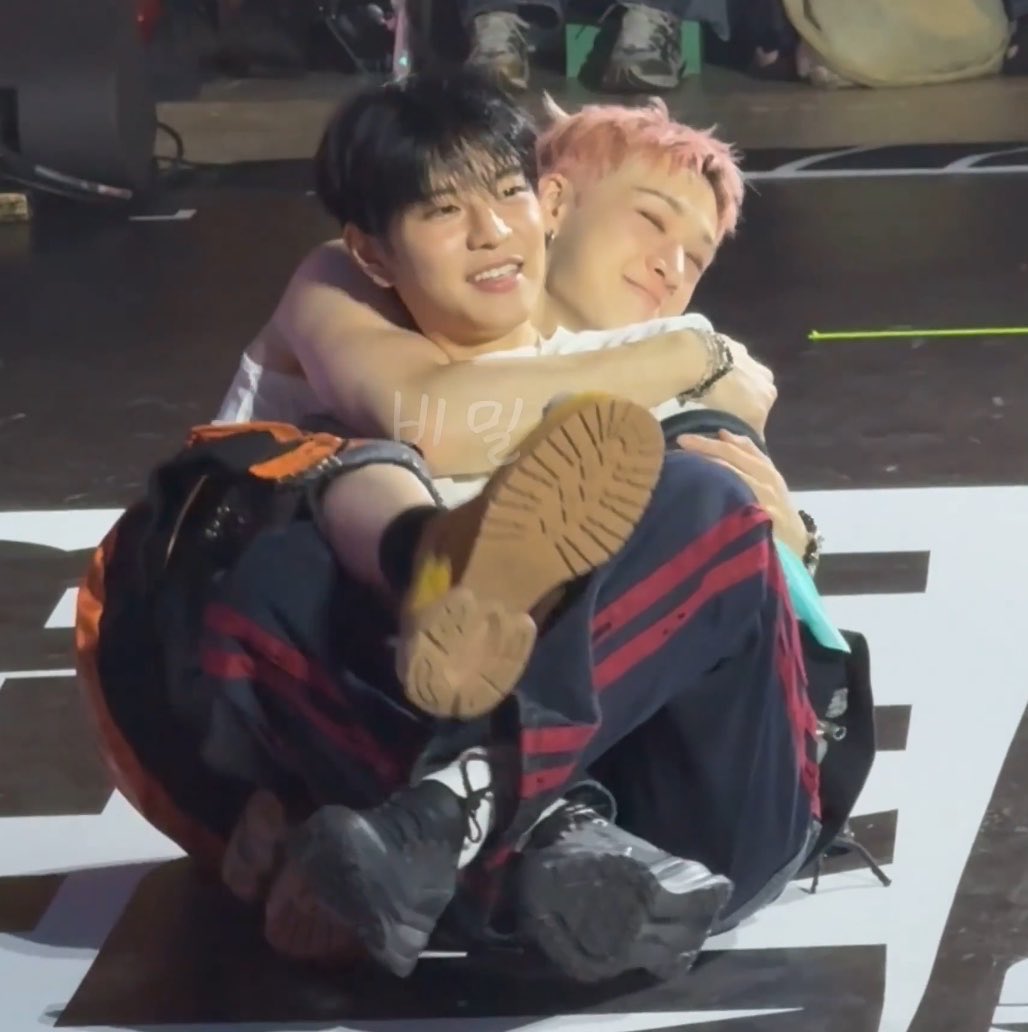WoofsMeow's tweet photo. 🥹 happy baby with his baby in his arms https://t.co/LlaIy32nKT