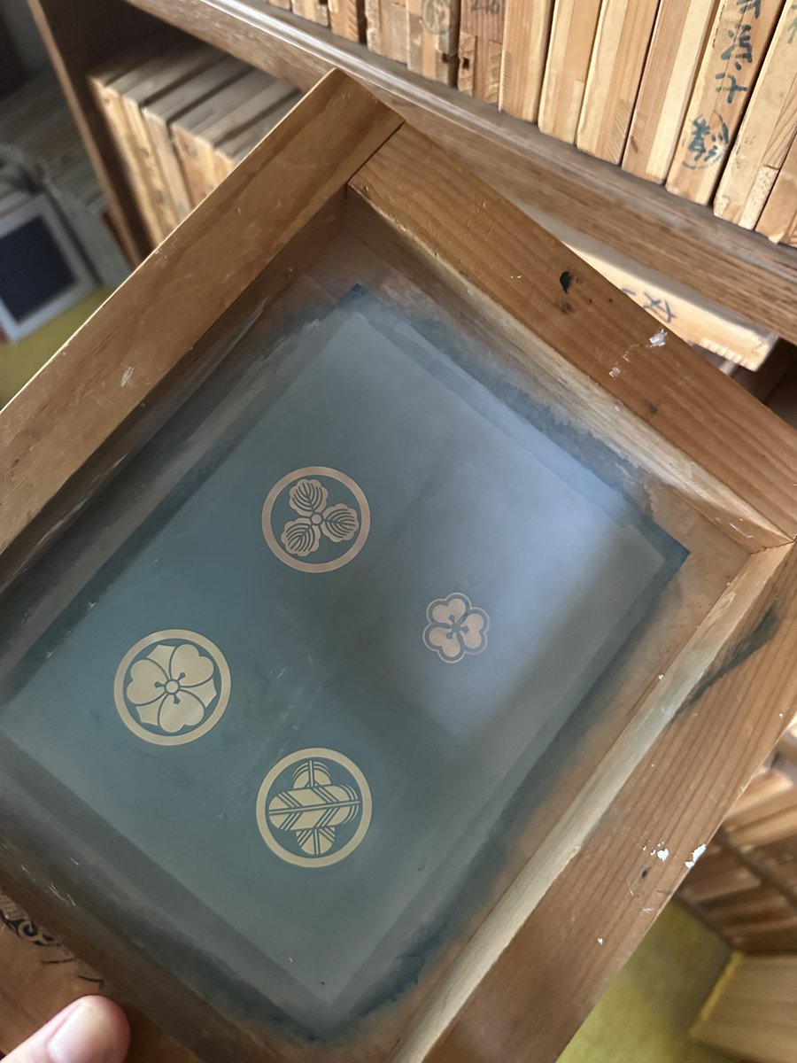 decaux1128's tweet photo. 実家の父の仕事場片付けてたけど面白い
もうやってないけど、20年くらい前まで着物の紋付けやってて
こういう木枠のシルクスクリーンで家紋をつけるんだけど、珍しい家紋だと細かいパーツに分かれてるのを組み合わせたり手で描いたりする https://t.co/3OIiIw5JF6