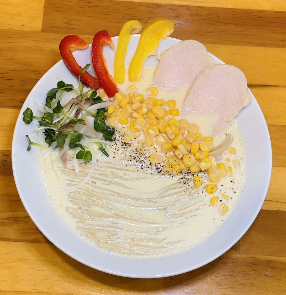 manchanramen's tweet photo. 連休中の火曜日(22/9)も元気に営業しております😊🍜

本日も「トムヤムらーめん」や「冷やしとうもろこしラーメン🌽」、通常メニューをご用意しております！

お出かけやお仕事の合間に、ぜひお立ち寄りください
皆さまのご来店を心よりお待ちしております🙇‍♂️

昼の部 11:00〜15:00
夜の部 18:00〜23:00

Japanese Ramen マンちゃん